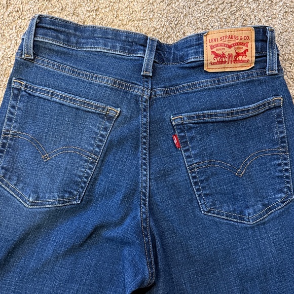 High Rise Bootcut Levi’s - Picture 3 of 4